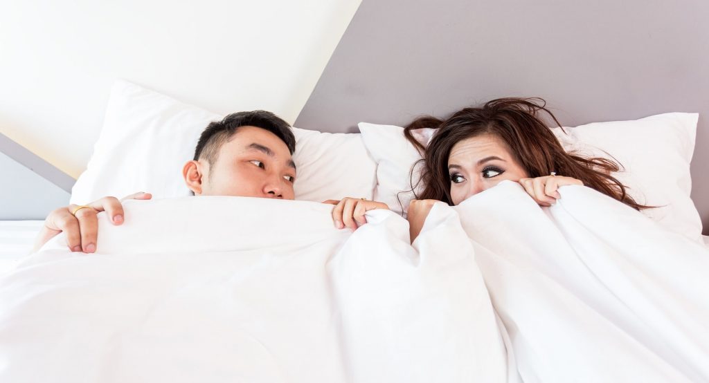 mężczyzna i kobieta leżący w łóżku